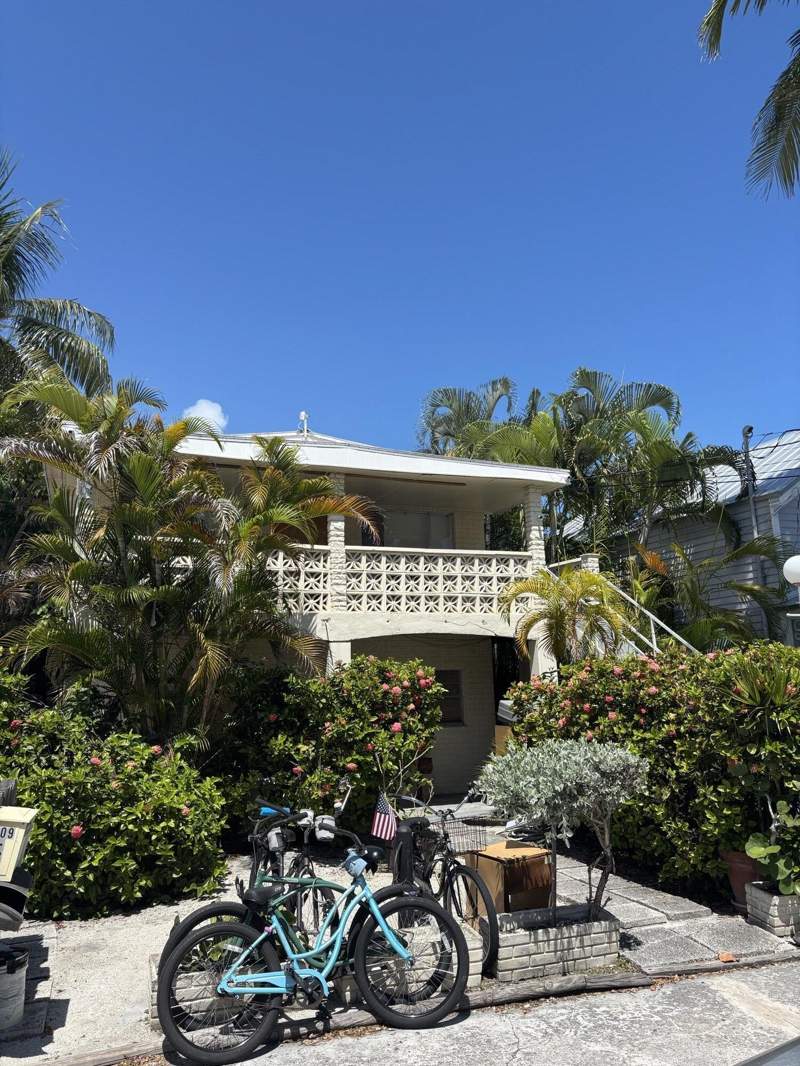 7 bedroom Multi-Units at 909 Grinnell Street, Old Town - Unlisted (1.0), Key West — photo 4