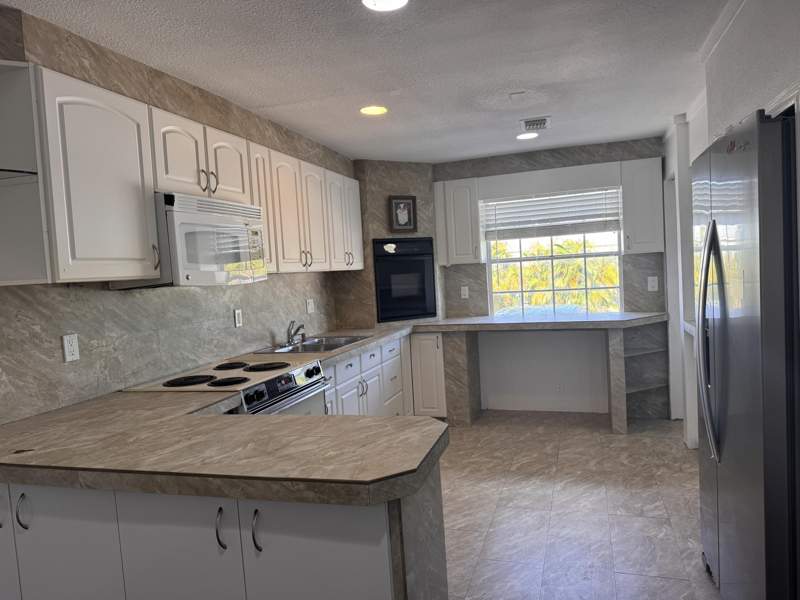 4 bedroom Mobile Home at 969 Plantation Rd Road, Lake Surprise Estates (106.0), Key Largo — photo 3