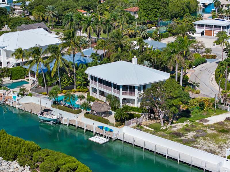 4 bedroom Single Family Residence at 258 W Seaview Circle, Plantation Island (61.0), Duck Key — photo 2
