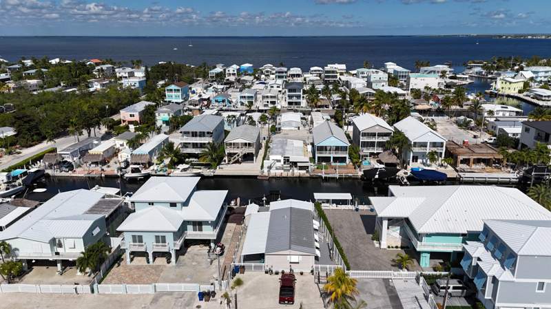 2 bedroom Mobile Home at 505 Oldsmar Lane, Cross Key Waterways (103.0), Key Largo — photo 3