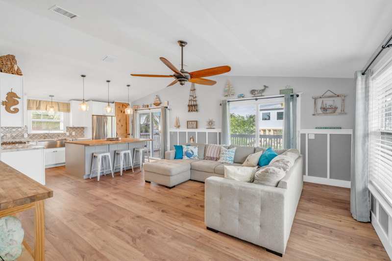 3 bedroom Single Family Residence at 420 W Indies Drive, Breezeswept Bch Est (27.5), Ramrod Key — photo 1