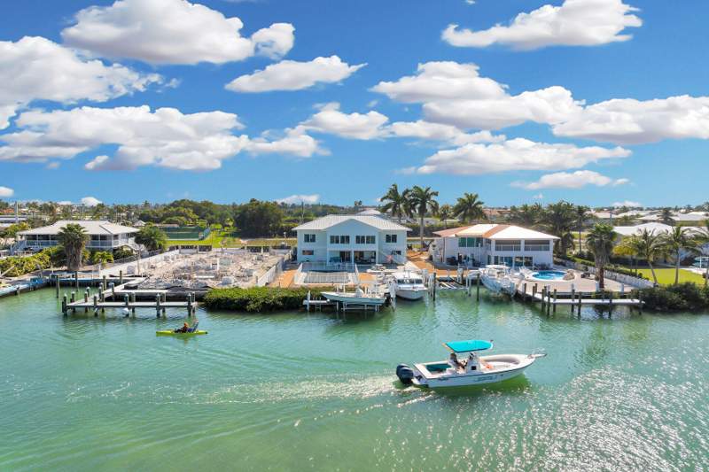 5 bedroom Single Family Residence at 900 Shelter Bay Dr Ocean Drive, Key Colony Bch 1st Addn Amd Plat (53.5), Key Colony — photo 2