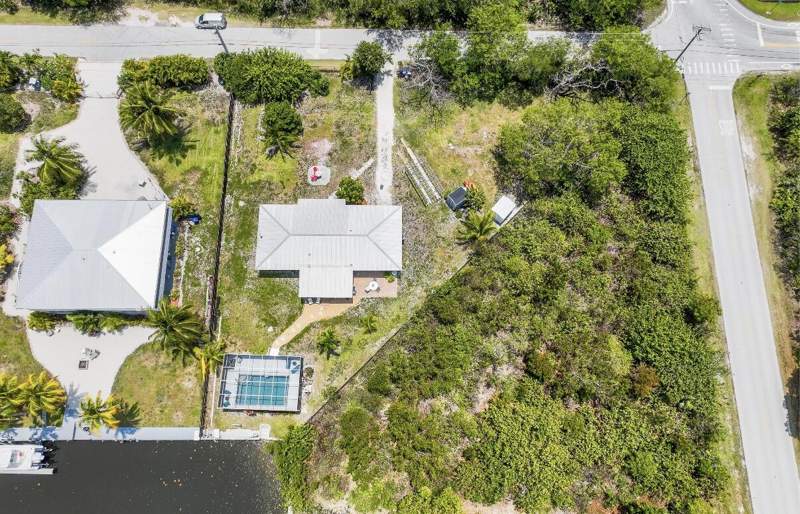 3 bedroom Single Family Residence at 30525 Winifred Street, Whispering Pines (30.5), Big Pine Key — photo 2
