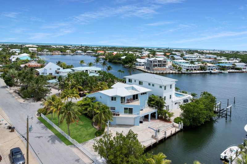 5 bedroom Single Family Residence at 180 Ana Court, Sea-Air Estates (52.0), Marathon — photo 1