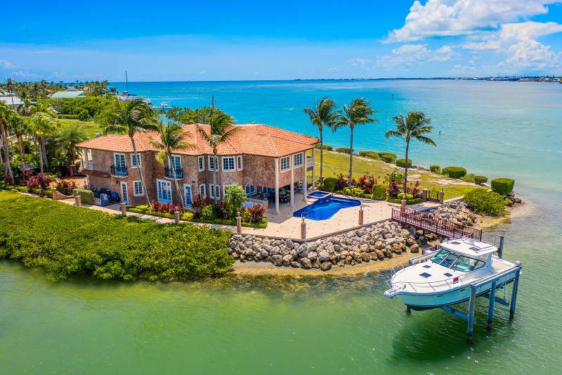 5 bedroom Single Family Residence at 390 13Th Street, Coury Sub (53.5), Key Colony — photo 3