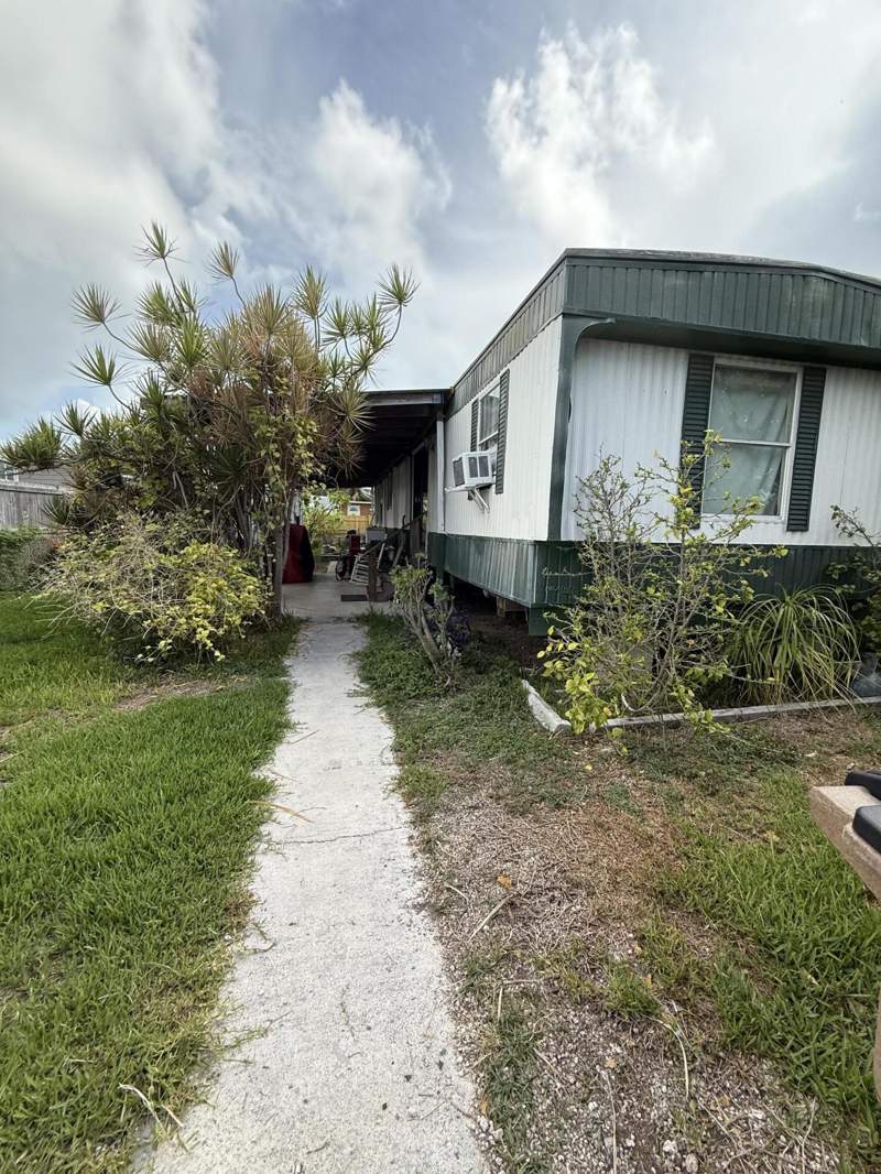 2 bedroom Mobile Home at 32C 10Th Avenue, Lincoln Gard. No. 2 (5.0), Stock Island — photo 2