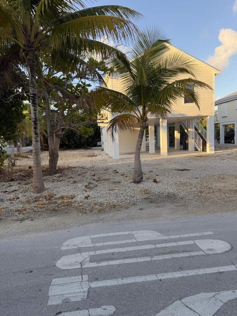 3 bedroom Single Family Residence at 27452 Anguila Lane, Breezeswept Bch Est (27.5), Ramrod Key — photo 2