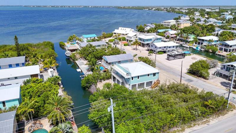 3 bedroom Single Family Residence at 22970 Gasparilla Lane, Cutthroat Harbor Est (23.0), Cudjoe Key — photo 2