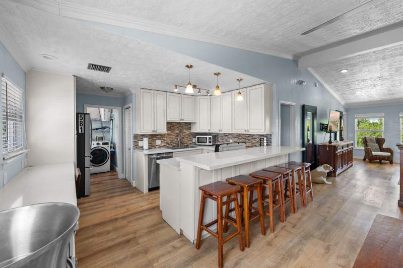 4 bedroom Single Family Residence at 581 12Th Street, Coury Sub (53.5), Key Colony — photo 2