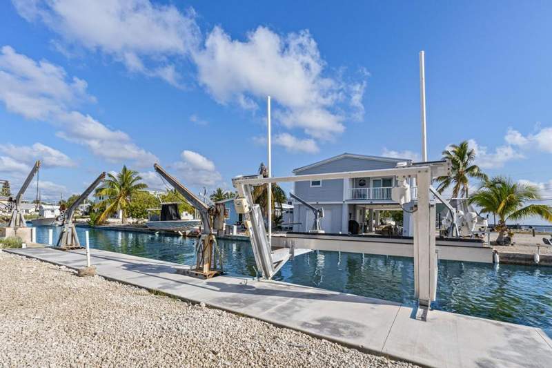 4 bedroom Single Family Residence at 31569 Avenue D, Big Pine Cove (31.5), Big Pine Key — photo 2