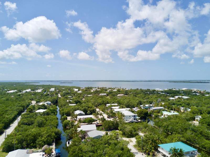 4 bedroom Duplex at 3962-3964 No Name Road, Port Pine Heights (29.0), Big Pine Key — photo 2