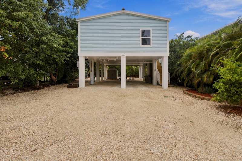 3 bedroom Single Family Residence at 31169 Avenue G, Sands Sub (31.0), Big Pine Key — photo 1