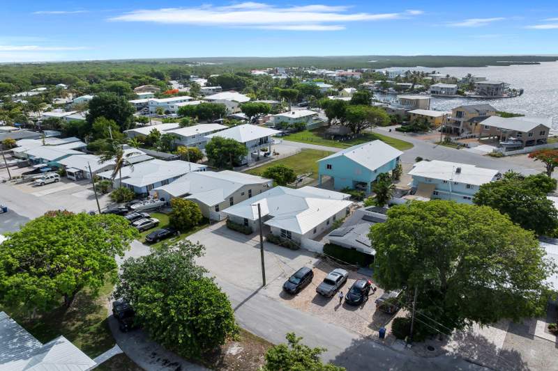 4 bedroom Single Family Residence at 304 2Nd Ter, Largo Sound Vill (104.0), Key Largo — photo 4
