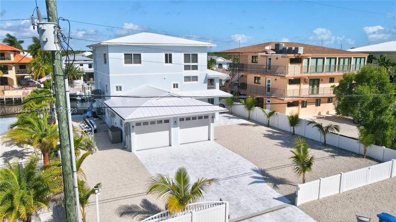 4 bedroom Single Family Residence at 48 S Andros Road, Ocean Isle Estates (106.0), Key Largo — photo 2