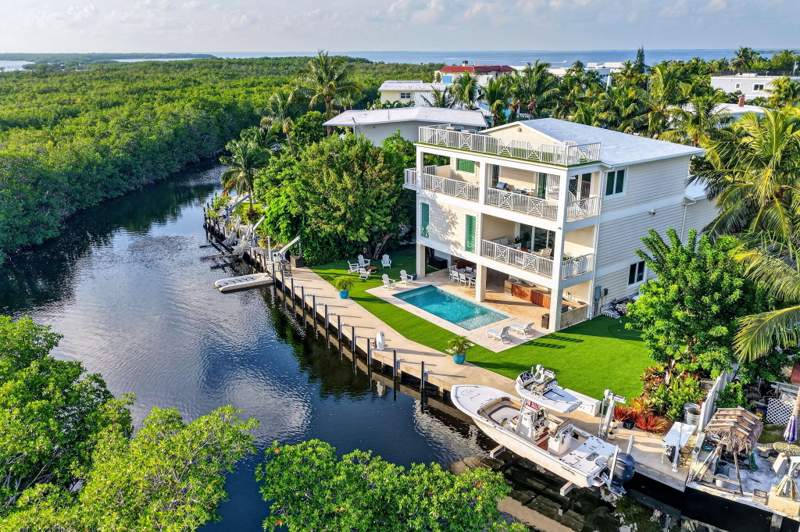 4 bedroom Single Family Residence at 328 S Coconut Palm Boulevard, Plant Key Colony (90.0), Plantation Key — photo 2