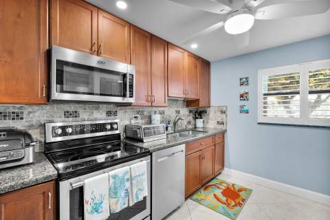 601 W Ocean Drive #302, Key Colony FL - photo 11 of 38