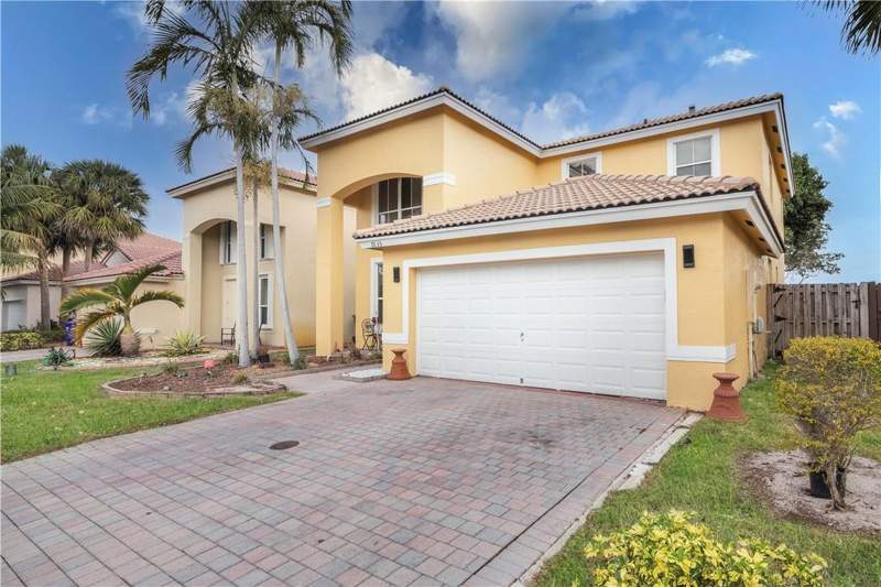4 bedroom Single Family Residence at 7635 19th Court, Walnut Creek Replat No 1, Pembroke Pines — photo 2