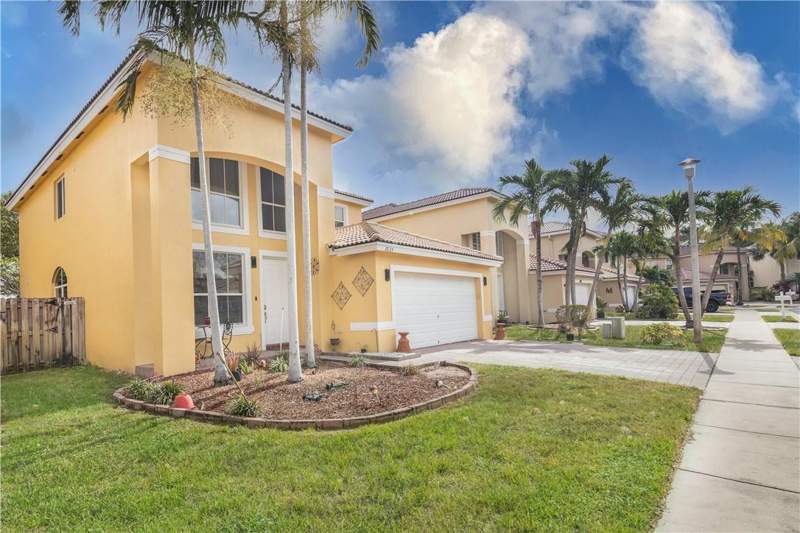 4 bedroom Single Family Residence at 7635 19th Court, Walnut Creek Replat No 1, Pembroke Pines — photo 3