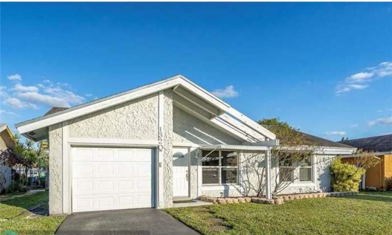 3 bedroom Single Family Residence at 1320 SW 82nd Terrace, North Lauderdale Landings, North Lauderdale — photo 2