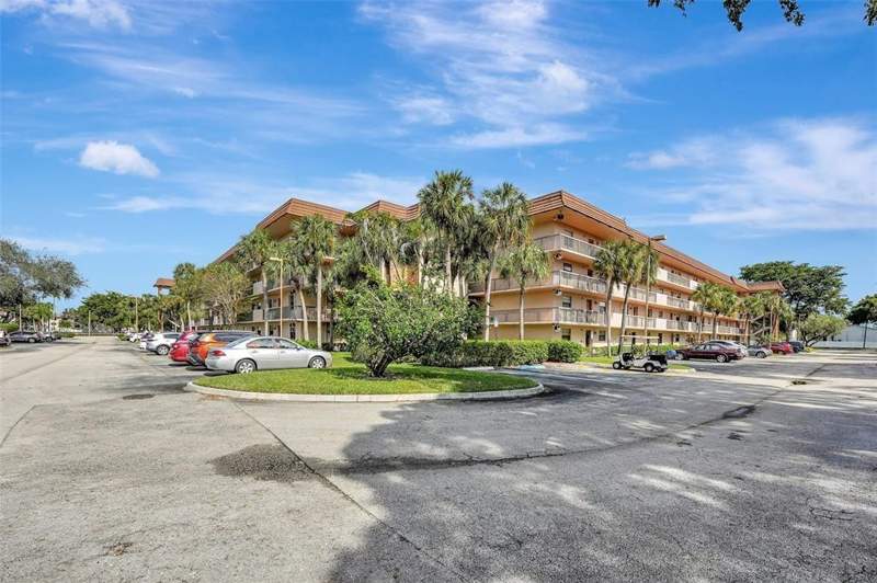 2 bedroom Condominium at 6095 N Sabal Palm Boulevard #212, Lakes Of Carriage Hills, Tamarac — photo 3