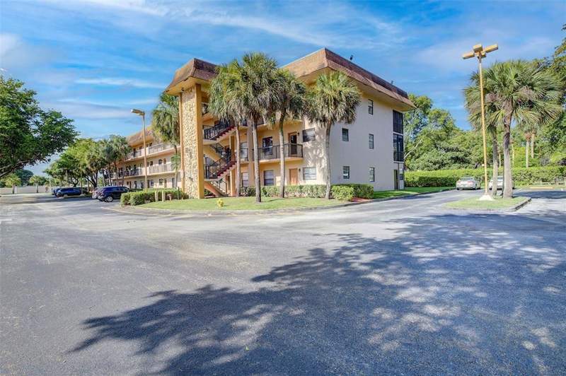2 bedroom Condominium at 6095 N Sabal Palm Boulevard #212, Lakes Of Carriage Hills, Tamarac — photo 2