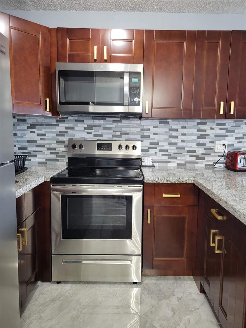 1 bedroom Stock Cooperative at 800 SW 11th Avenue #17, Rolen Lake Gardens, Hallandale Beach — photo 3