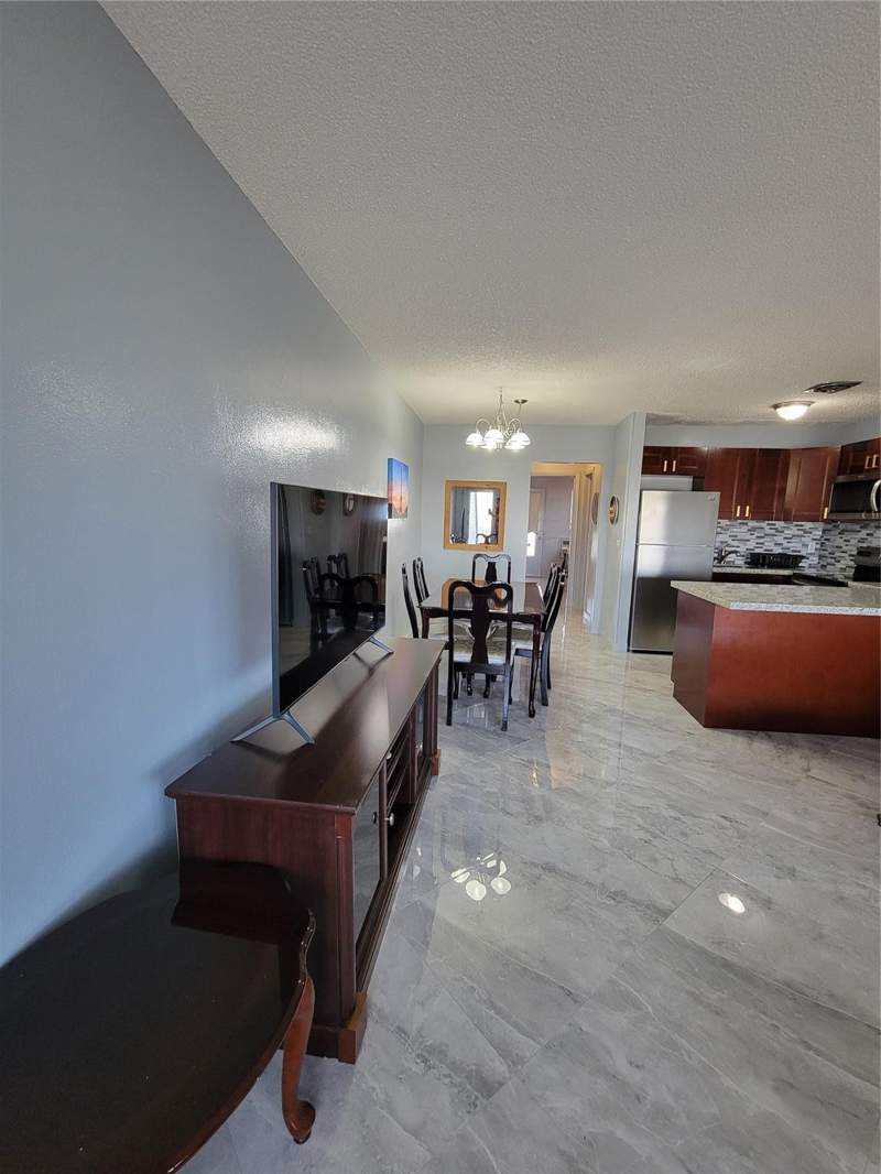 1 bedroom Stock Cooperative at 800 SW 11th Avenue #17, Rolen Lake Gardens, Hallandale Beach — photo 5