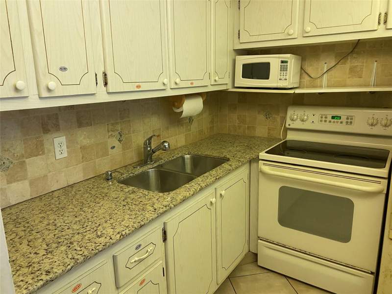 1 bedroom Condominium at 2025 Berkshire B #2025, Century Village East, Deerfield Beach — photo 5
