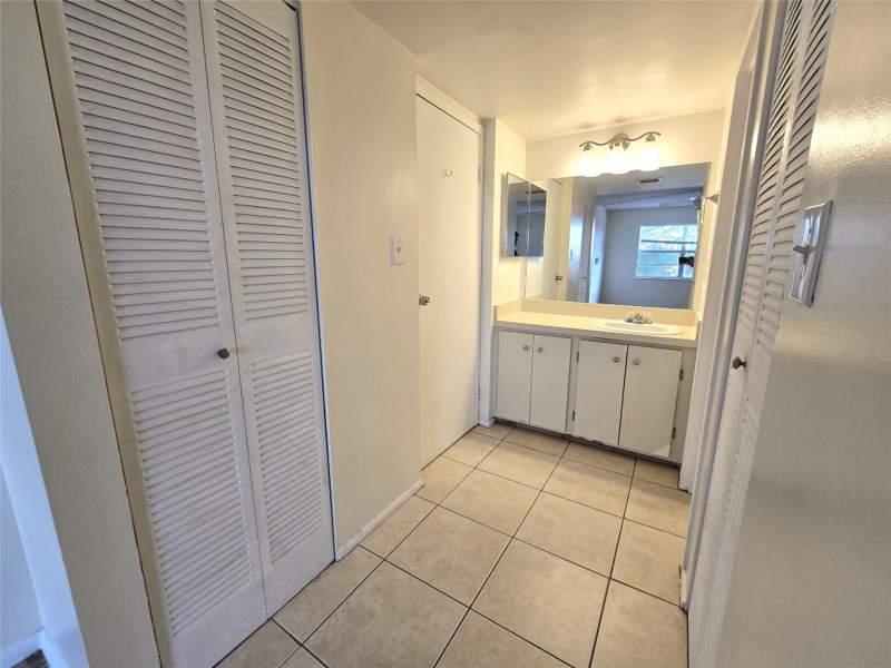 1 bedroom Condominium at 4334 NW 9th Avenue #9-3B, Heritage Circle, Deerfield Beach — photo 5