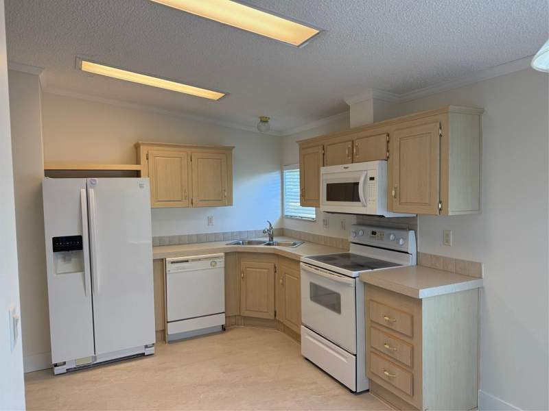2 bedroom Mobile Home at 8648 SW 16th Place, Park City Sec One 49-11 B, Davie — photo 2