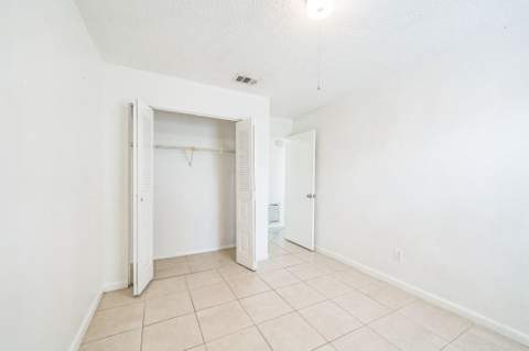 390 SW Colesbury Avenue, Port St. Lucie FL - photo 8 of 31