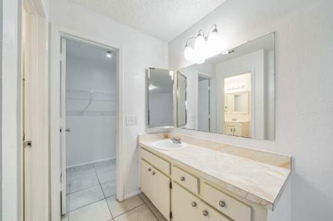 390 SW Colesbury Avenue, Port St. Lucie FL - photo 6 of 31