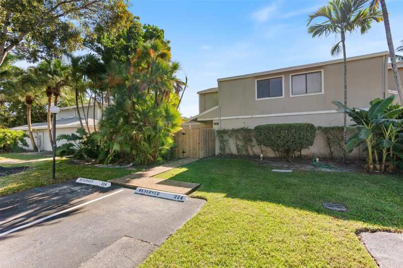 2 bedroom Townhouse at 722 NW 132nd Terrace #722, Lago West, Plantation — photo 1
