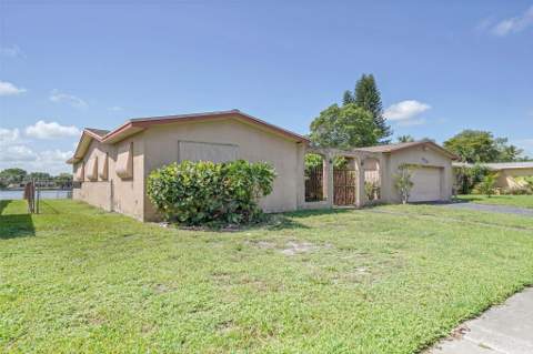 8720 Pasadena Boulevard, Pembroke Pines FL - photo 10 of 43