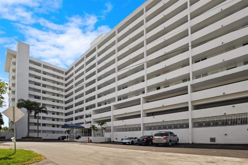 2 bedroom Condominium at 3100 NE 49th Street #1105, The Royal Mariner Condo, Fort Lauderdale — photo 2