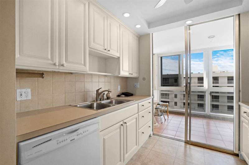 2 bedroom Condominium at 3100 NE 49th Street #1105, The Royal Mariner Condo, Fort Lauderdale — photo 4