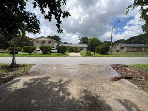 2109 Pinehurst Drive, West Palm Beach FL - photo 7 of 28