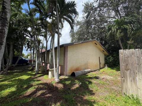 2109 Pinehurst Drive, West Palm Beach FL - photo 10 of 28