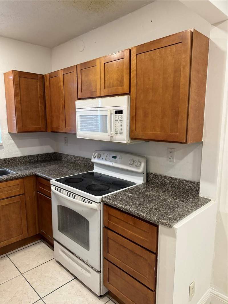 2 bedroom Condominium at 2452 Taylor Street #204, George Town, Hollywood — photo 2