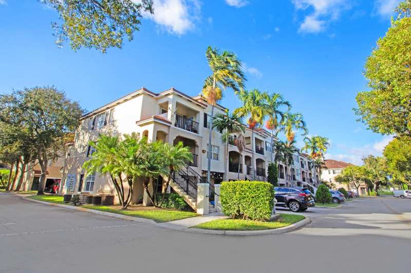 3 bedroom Condominium at 5860 W Sample Road #204, poinciana, Coral Springs — photo 1
