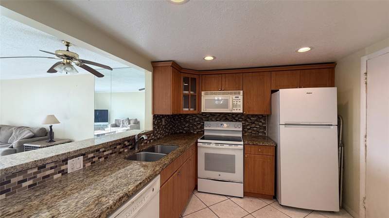 1 bedroom Condominium at 406 NW 68th Avenue #310, Polynesian Gardens, Plantation — photo 2