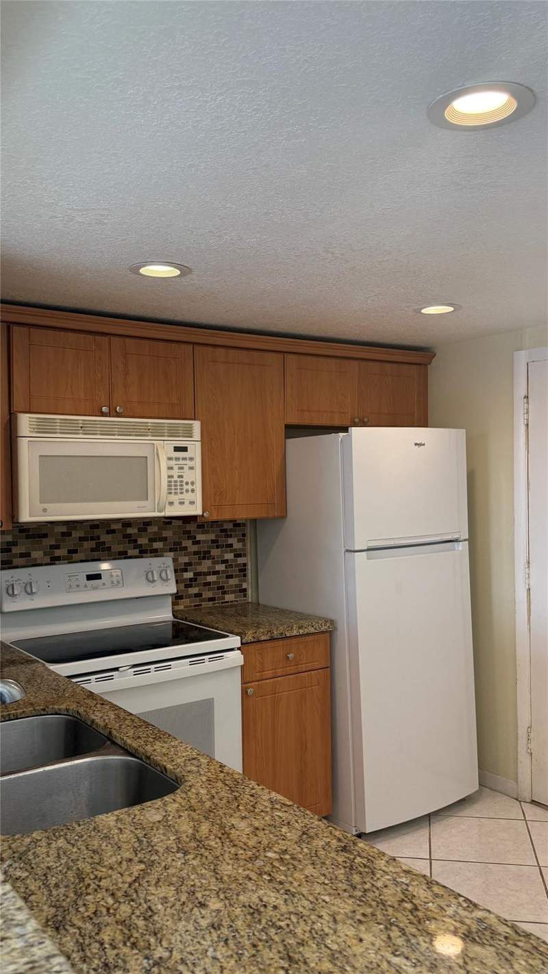 1 bedroom Condominium at 406 NW 68th Avenue #310, Polynesian Gardens, Plantation — photo 4