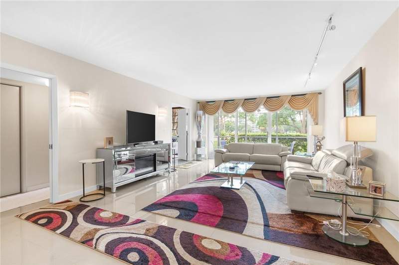 3 bedroom Condominium at 3800 Oaks Clubhouse Drive #110, No 70 Palm-Aire Country Club, Pompano Beach — photo 2