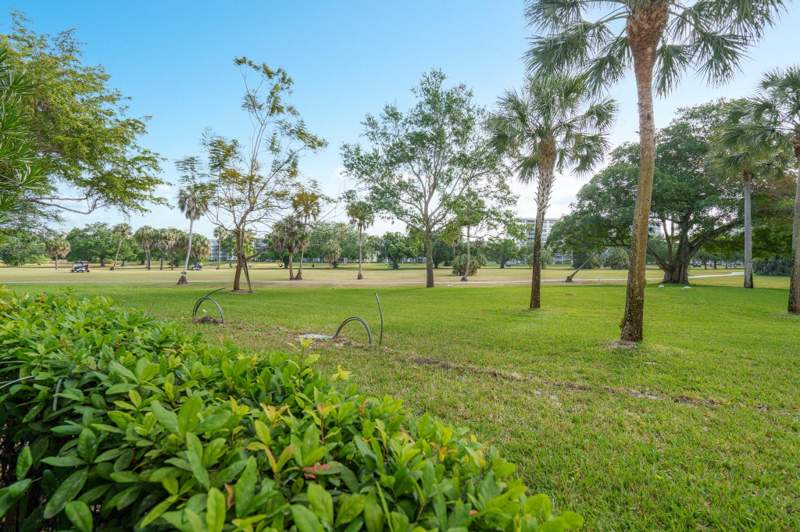 3 bedroom Condominium at 3800 Oaks Clubhouse Drive #110, No 70 Palm-Aire Country Club, Pompano Beach — photo 5