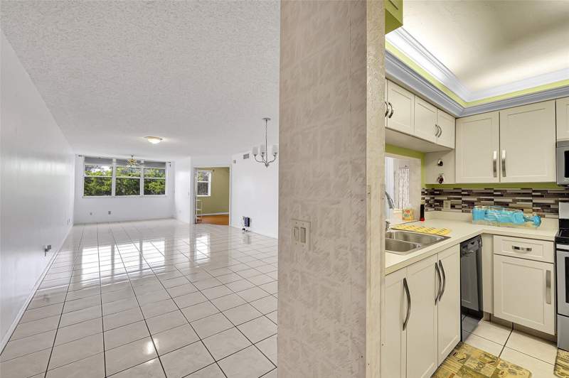 2 bedroom Condominium at 10369 NW 24th Place #402, Sunrise Lakes 187 Condo, Sunrise — photo 3