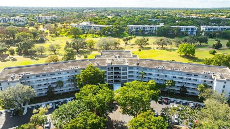 3 bedroom Condominium at 565 Oaks Lane #103, No. 66 Palm-Aire Country, Pompano Beach — photo 2