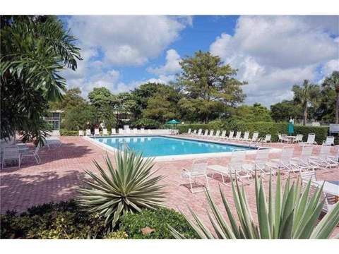 565 Oaks Lane #103, Pompano Beach FL - photo 7 of 41