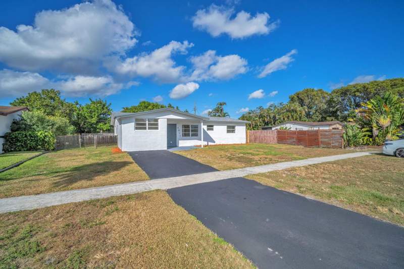 5 bedroom Single Family Residence at 4911 NW 16th Street, Flair Sub 5 54-36 B, Lauderhill — photo 2