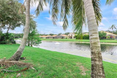 4020 Dorado Drive, Riviera Beach FL - photo 9 of 34