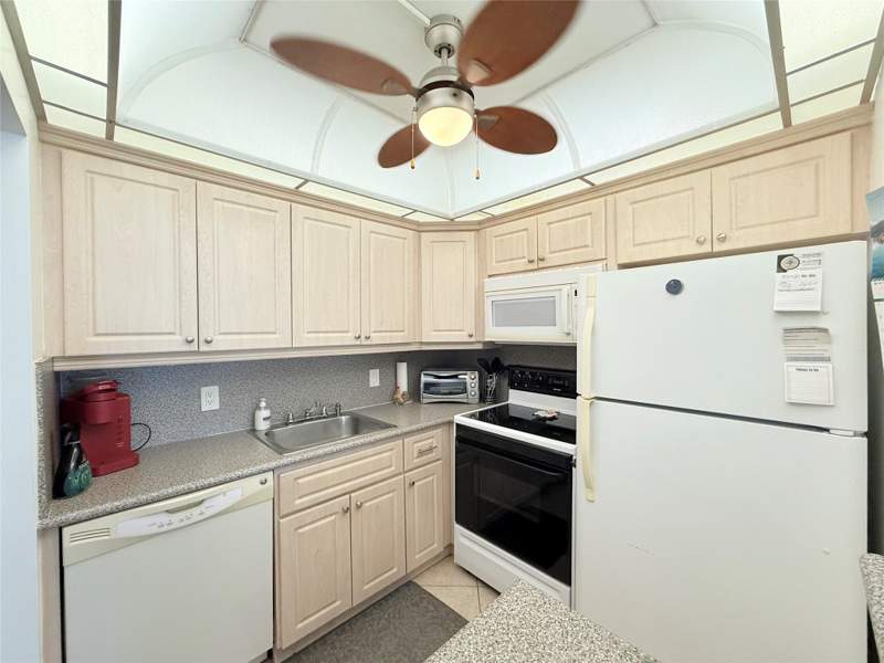 1 bedroom Condominium at 53 Markham C #53, Century Village, Deerfield Beach — photo 3